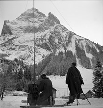 Emergency landing on the Swiss Gauli glacier of a US army Dakota airplane, 12 survivors waited