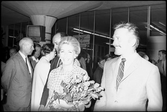 Kirk Douglas with his wife Anne at the airport of Zurich Kloten in 1969.