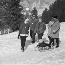 Grace (l) and Rainier (r) with daughter Caroline in Gstaad, 1962.