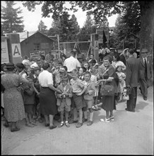 Before beginning demonstration of textile workers; 1952.