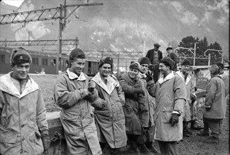 Emergency landing on the Swiss Gauli glacier of a US army owned Dakota airplane, 12 survivors