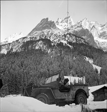 Emergency landing on the Swiss Gauli glacier of a US army owned Dakota airplane, 12 survivors