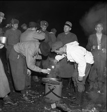 Emergency landing on the Swiss Gauli glacier of a US army Dakota airplane, 12 survivors waited