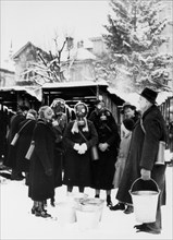 Instruction of the women's fire brigade in Zurich 1940.