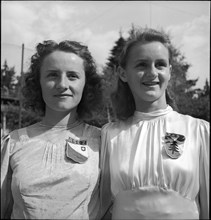 Figure roller skaters G. Müller and Irma Mönch, around 1943