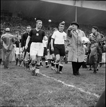 Football WC final 1954: Teams entering the stadium; Puskas, Walter.