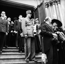 General Charles de Gaulle on the steps of church Notre-Dame in Geneva, 1946 .