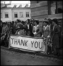 People greeting Winston Churchill, Geneva 1946 .