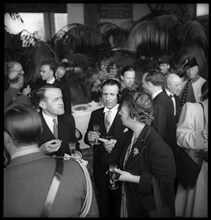 Federal councillor Petitpierre talking to Juliana of the Netherlands, 1946