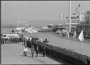 Inspecting the guard of honour together with federal councillor Nello Celio (l)