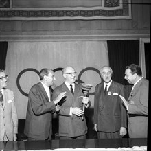 Rome 1960: Handing over of an Etruscan torch to Avery Brundage.