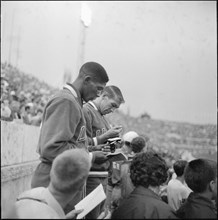 Rome 1960: Otis Davis and Glenn Davis signing autographs.