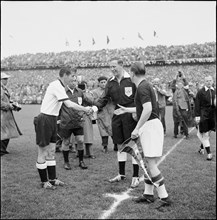 Before football WC 1954: Hand shakes Walter and Puskas.