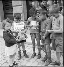 Children with song lyrics, 1943.