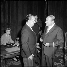 Arnold Schwengeler presents Ernst Ginsberg with the Hans Reinhart Ring, 1963 .