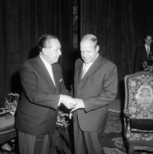 Arnold Schwengeler presents Ernst Ginsberg with the Hans Reinhart Ring, 1963 .