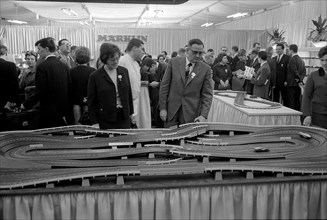 Guests at a Mv§rklin exhibition, 1967 .