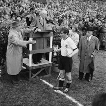 Football WC 1954: Jules Rimet presenting the cup to Fritz Walter.