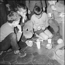 Boys at the Räbeliechtli procession in Wollishofen 1963.