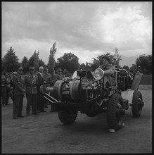 King Bhumibol of Thailand (l) visiting soldiers in Thun, 1960 .