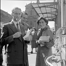 Members of Rote Falken, Red Falcons distributing Die Neue Schweiz, 1952.