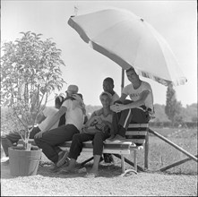 Rome 1960: brazilian athletes under sunshade.