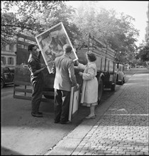 Zurich painters on their way to adjudication of their work 1950.