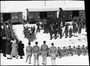 Andermatt, 11 soldiers killed by avalanche, soldiers at farewell ceremony, 1945 .