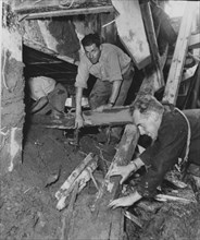 Emergency help after storm in the Emmental; two men doing clearing work 1953.