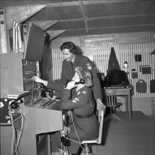 SAFFA fair 1958: female soldiers at a switchboard .