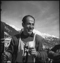 Ski WCH Aspen 1950, giant slalom: winner Zeno Colv=, Italy, drinking Ovo .