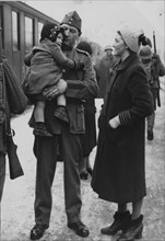 Mobilization. family at the station saying goodbye, around 1943