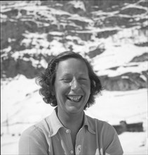 Helen Tomkinson, British skier, Zermatt 1946 .