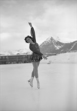 Jeannette Altwegg trains before the European Championship, St. Moritz 1951 .