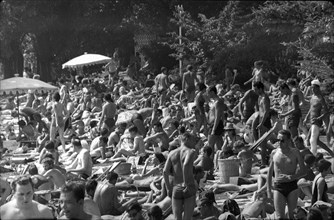 Crowd in the Tiefenbrunnen swimming area, Zurich 1964 .