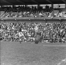 Soccer player Kiki Antenen (centre), ca. 1957.