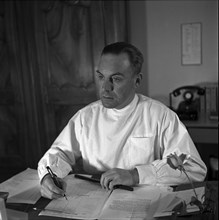 Prof. Dr. med Franz Escher, otorhinolaryngologist; Berne 1957 .