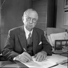 Federal Councillor Josef Escher at home in Brigue 1950 .