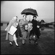 Pianist Eileen Joyce, arrival at Zuirch-Kloten airport 1952.