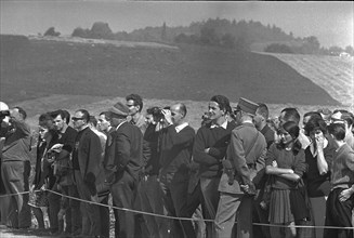 Caravelle crash Dürrenäsch 1963: onlookers near the accident scene.