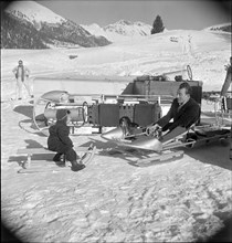 Hans Ringier with one of his children in St. Moritz, 1947.