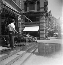 Water-jet to cooling in front of the Marsano flower shop, Zurich 1947