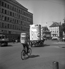 Giant publicity upon a horse-drawn carriage, sale in the LVZ Supermarket, Zurich 1949