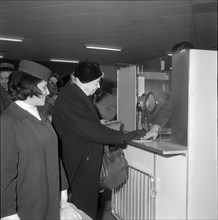 Eleanor Roosevelt at Zurich-Kloten airport 1962 .