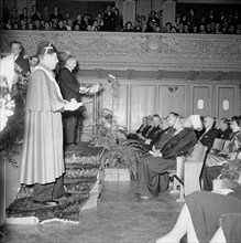 Awarding of the Art award of Zurich 1954: Helen Dahm, Emil Landolt.