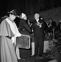 Awarding of the Art award of Zurich 1954: Helen Dahm, Emil Landolt.