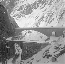 Old and new bridge in the Schöllenen ravine 1957.