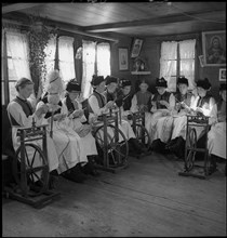 Women from Valais, spinning, around 1950 .