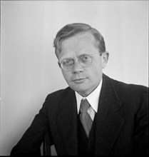 Prof. Pierre Thevv©naz, Lausnane 1948 .