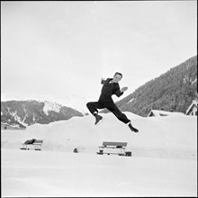 Ronnie Robertson, exhibition skating 1953 .